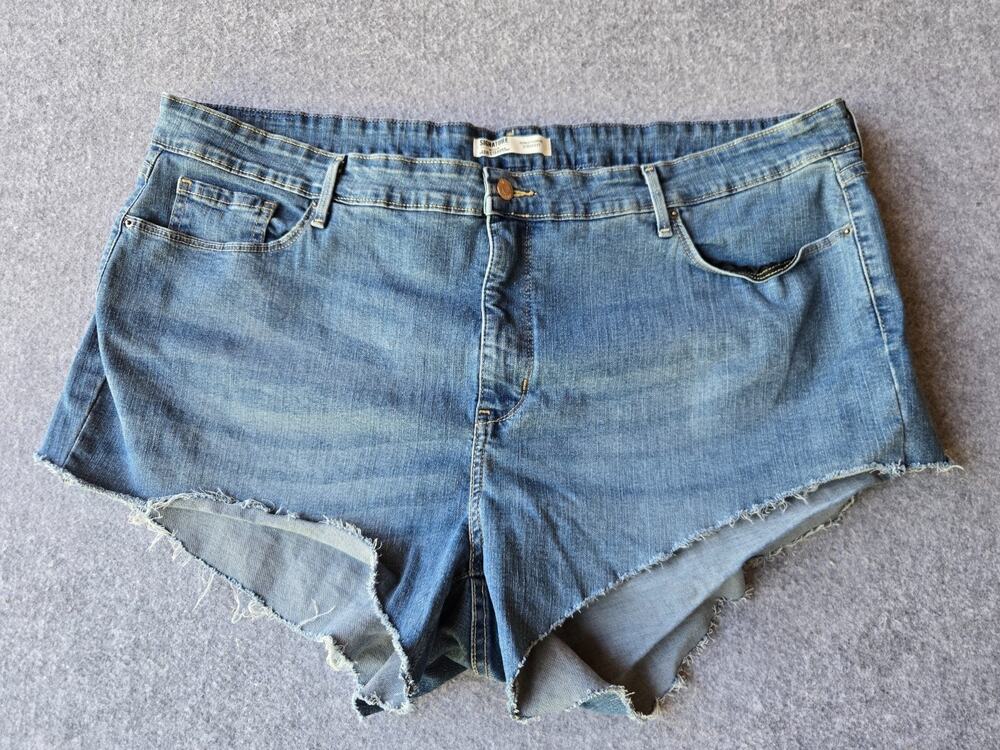 Levi Jeans Women's Cutoff Shorts Signature Totally Shaping Size 45" x 3.5"